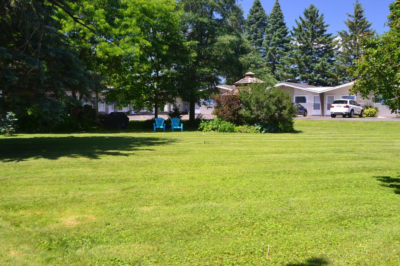 Stratford Suburban Motel エクステリア 写真